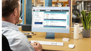 Un homme consulte le comparateur du m�diateur de l'�nergie sur son ordinateur.