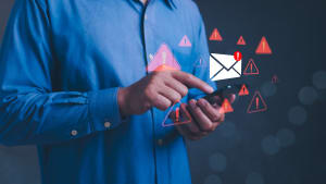 Homme recevant un e-mail d?alerte sur son téléphone.