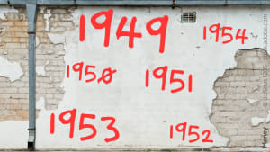 Dates rouges �crites sur un vieux mur ab�m� en brique. retraite