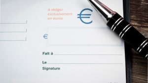 Gros plan sur un ch�que en euros et un stylo