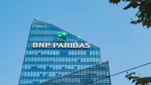 Le logo de la banque fran�aise BNP Paribas est visible � l'ext�rieur d'un b�timent bancaire � Milan, Italie.