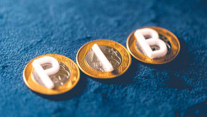 Trois pi�ces de monnaie avec les lettres P, I, B.