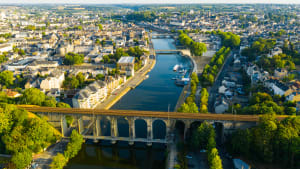 Vue a�rienne de la ville de Laval dans le d�partement de la Mayenne, ouest de la France