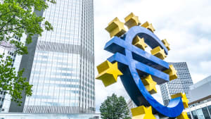 Frankfurt am Main, Allemagne - 28 juin 2020 : L'Euro-Skulptur (allemand pour sculpture de l'Euro) install�e devant la Banque centrale europ�enne, signalisation �lectronique montrant un signe d'Euro et douze �toiles autour.
