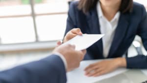 Jeune femme d'affaires asiatique recevant un salaire ou une prime d'argent de 