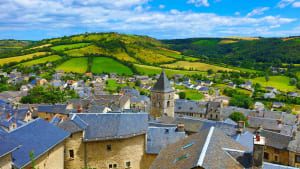 Village pittoresque entour� de collines verdoyantes et champs.