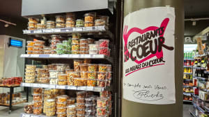 Rayon de fruits secs, affiche des Restos du C?ur.
