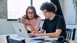 M�re d'�ge moyen et fils �tudiant � l'universit�, ensemble � la maison