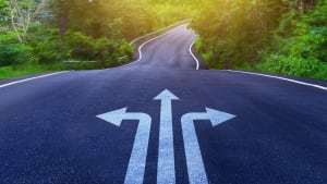 Flèches sur l'asphalte de la route avec trois choix de direction de flèche, gauche, droite ou avancer sur la courbe de la route, concept de prise de décision difficile, motivation et croissance.