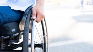 image d'une personne utilisant un fauteuil roulant dans la rue