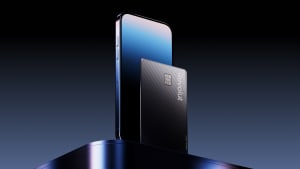 Carte bancaire Revolut pos�e devant un smartphone moderne et �l�gant.