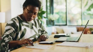 Finance, budg�tisation et femme noire avec facture � domicile pour la planification financi�re, les �conomies ou l'audit. Richesse, personne ou ordinateur portable avec documents de re�u pour le retour d'imp�t, examen de compte ou gestion d'actifs.