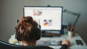 jeune fille travaillant de chez elle