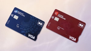 Deux nouvelles cartes bancaires Visa, bleue et rouge, sur fond clair.