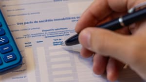 Une personne en train de remplir une case pour la déclaration des revenus des impôts pour l?année 2026 en France.