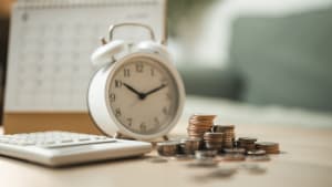Un réveil, des pièces de monnaie, une calculatrice et un calendrier.