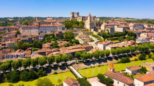 Ville pittoresque avec cathédrale, escaliers, rivière et toits rouges. auch