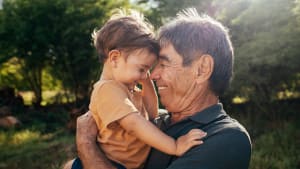 Grand-père enjoué passant du temps avec son petit-fils dans le parc sur s