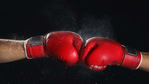 Des gants de boxe sur fond noir