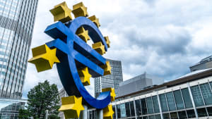 Francfort-sur-le-Main, Allemagne - 28 juin 2020 : L'Euro-Skulptur (traduction allemande pour sculpture Euro) �rig�e devant la Banque Centrale Europ�enne, un panneau �lectronique affichant un signe Euro et douze �toiles tout autour