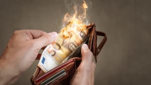 Un billet de 50 euros br�lant dans un portefeuille