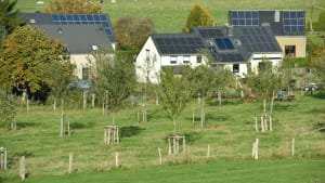 Des installations photovoltaïques sur des maisons dans un environnement rural.
