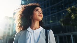 Ville, espoir et réflexion avec une femme d'affaires en plein air pour une idée, une inspiration ou un voyage. Bâtiment, opportunité et vision avec une professionnelle d'entreprise confiante dans une ville urbaine pour le début d'un nouveau travail