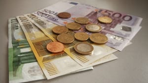 Des billets et des pièces.