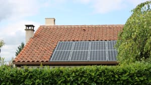 Des panneaux solaires sur le toit d'une maison.