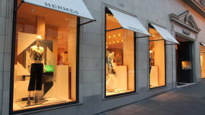 SAN FRANCISCO, �TATS-UNIS - 8 AVRIL 2014 : Boutique de mode Herm�s � San Francisco, �tats-Unis. Les ventes au d�tail annuelles ont atteint 4,785 billions de dollars aux �tats-Unis en 2015.
