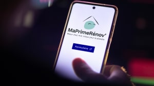 Téléphone affichant l?application MaPrimeRénov? pour la rénovation énergétique.