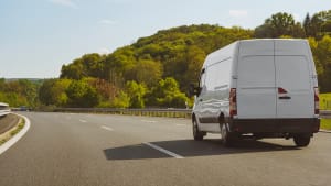 camionnettes rapides voyageant sur l'autoroute