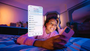 Femme souriante utilise une application bancaire sur son smartphone.