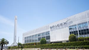 Hawthorne, CA, USA - 10 mai 2022 : Vue extérieure du siège de SpaceX avec le booster de fusée Falcon 9 récupéré exposé à Hawthorne, Californie. SpaceX est un fabricant aérospatial américain.
