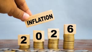 Des pièces de monnaie et l'inscrption inflation 2026
