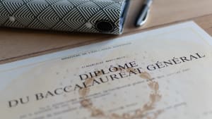 Diplôme du baccalauréat général posé sur une table en bois.