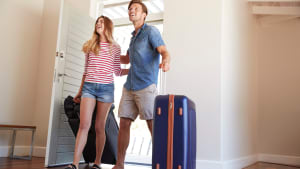 un couple arrivant à sa location lors de vacances d'été