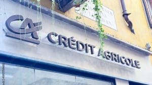 Façade d?une agence bancaire Crédit Agricole avec des plantes suspendues.