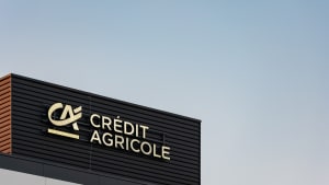 Wroclaw, Pologne - 27 mars 2025 : Logo de la Banque Cr�dit Agricole sur un immeuble de bureaux moderne en verre � Wroclaw Pologne au coucher du soleil Architecture d'entreprise contemporaine et image de marque � l'heure dor�e