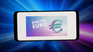Stuttgart, Allemagne - 06-12-2026 : Dans cette illustration photo, le logo du projet ECB Digital Euro est affiché sur un smartphone devant un arrière-plan abstrait sur un écran d'ordinateur.