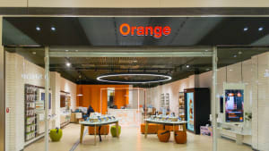 Boutique Orange moderne, produits �lectroniques expos�s, ambiance lumineuse et accueillante.