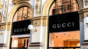 Vitrine et logo de la boutique Gucci, Galleria Vittorio Emanuele II � Milan