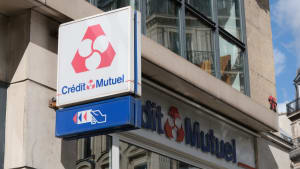 Fa�ade d?une agence bancaire Cr�dit Mutuel en ville.