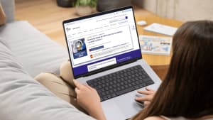 Femme sur canapé utilisant un ordinateur portable, site impots.gouv.fr.