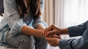 Jeune homme réconfortant et soutenant une femme triste qui est dans une situation grave