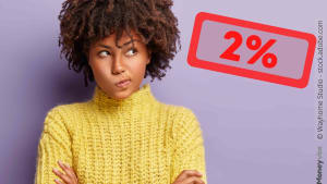 Femme pensive en pull jaune, inscription 2% en rouge.
