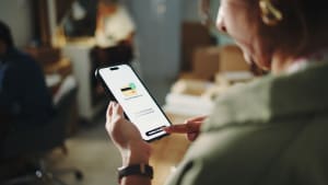 Logistique, startup et mains avec �cran de t�l�phone, commande et paiement approuv�s pour les fournitures ou le commerce �lectronique. En ligne, commande et achat de stock avec mobile, dropshipping et personne avec technologie dans l'entrep�t.