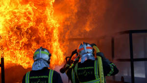Des pompiers fran�ais devant un incendie.