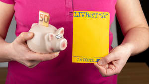 Paris, France - 9 janvier 2020 : Livret A, carnet d'épargne 'Laposte' dans la main d'une personne