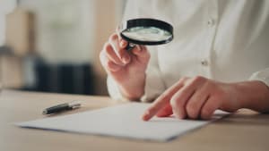 Examinant des documents avec une loupe